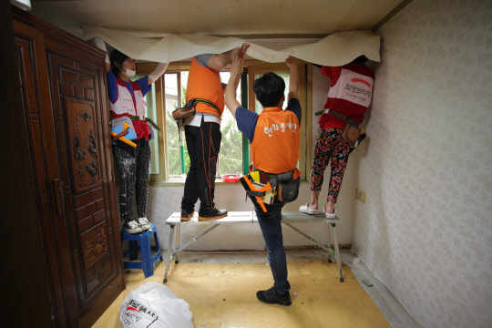 지난  8일 한화손해보험 재난봉사단과 희망브리지 전국재해구호협회 대학생 봉사단이 부산 금정구 재난위기가정 9개 가구를 대상으로 주거환경 개선 봉사활동을 펼치고 있다.   한화손해보험 제공